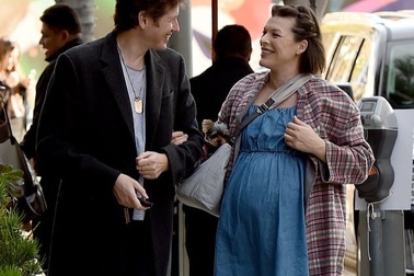 Siêu mẫu U50 Milla Jovovich bế bụng bầu ra phố