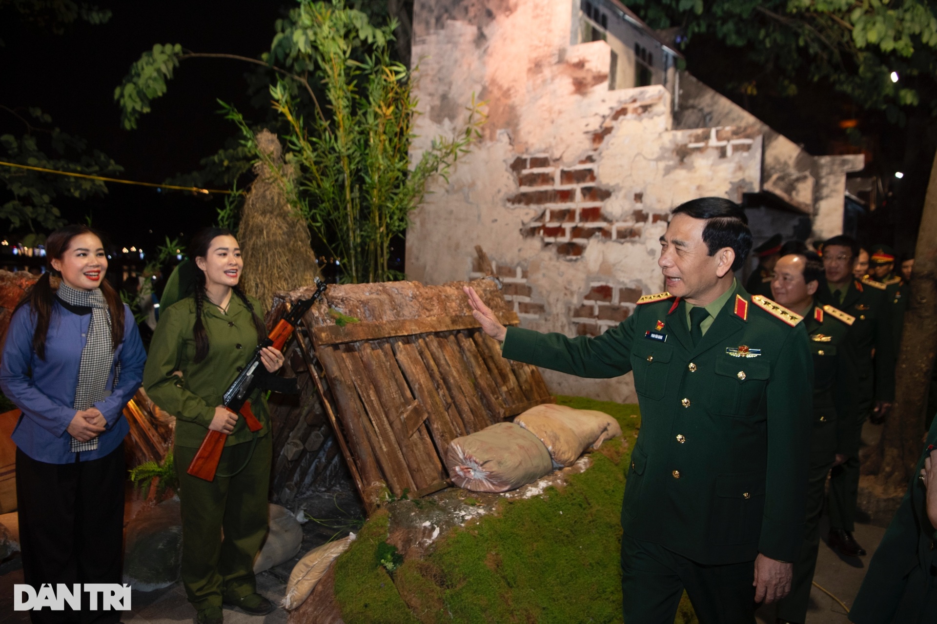 Đại tướng Phan Văn Giang gặp gỡ, bắt tay người dân trên phố đi bộ hồ Gươm - 4 Đại tướng Phan Văn Giang gặp gỡ, bắt tay người dân trên phố đi bộ hồ Gươm - 4