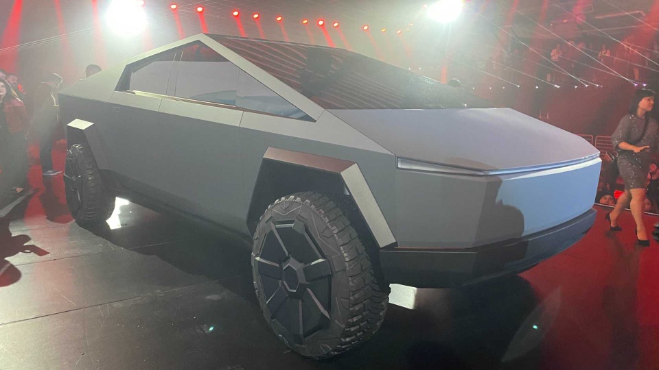 Tesla gây sốc với mẫu xe bán tải chống đạn Cybertruck giá chỉ từ 39.900 USD - 17 Tesla gây sốc với mẫu xe bán tải chống đạn Cybertruck giá chỉ từ 39.900 USD - 17