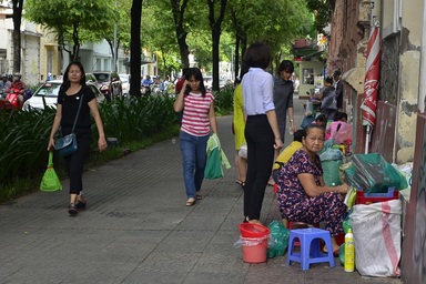 Buôn bán ở vỉa hè quận 1: 3 tiếng/ngày, kiếm chục triệu mỗi tháng!