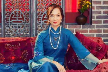 NSND Lê Khanh làm người mẫu áo dài cho NTK Xuân Thu