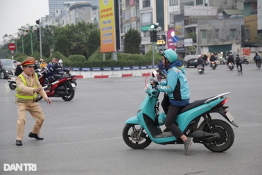 Gần 1.200 xe ôm công nghệ, shipper vi phạm bị CSGT xử lý trong 1 tháng