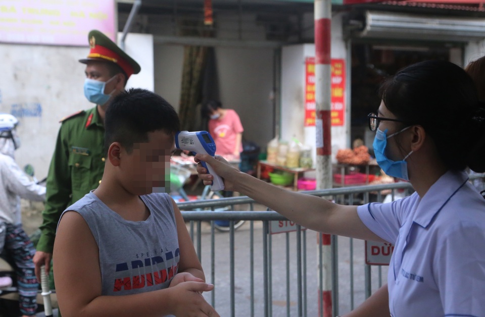 “Phố chợ” Hà Nội lập chốt nhắc nhở, tặng khẩu trang người dân - 1 “Phố chợ” Hà Nội lập chốt nhắc nhở, tặng khẩu trang người dân - 1