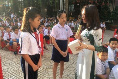 Cô hiệu trưởng làm mọi cách "ép" học trò đọc sách