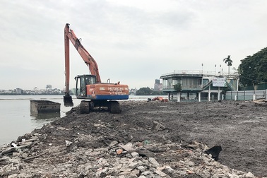 Hà Nội hút 30.000 m3 bùn Hồ Tây