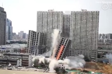 Khoảnh khắc 2 tòa nhà 20 tầng ở Trung Quốc nổ tung, đổ sập trong tích tắc