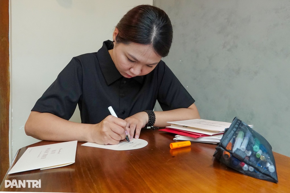 Cô gái 9X kiếm bộn tiền nhờ chữ đẹp, khách chốt đơn liên tục - 5