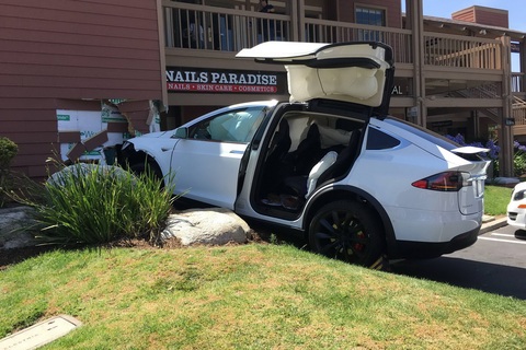 Xe Tesla Model X bị lỗi tăng tốc mất kiểm soát?