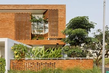 Nhà 2 mặt tiền xây bằng gạch mộc không sơn trát đẹp nổi bật trên báo ngoại