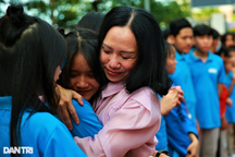 Nước mắt, nụ cười và niềm hy vọng của 200 trẻ mồ côi vì Covid-19