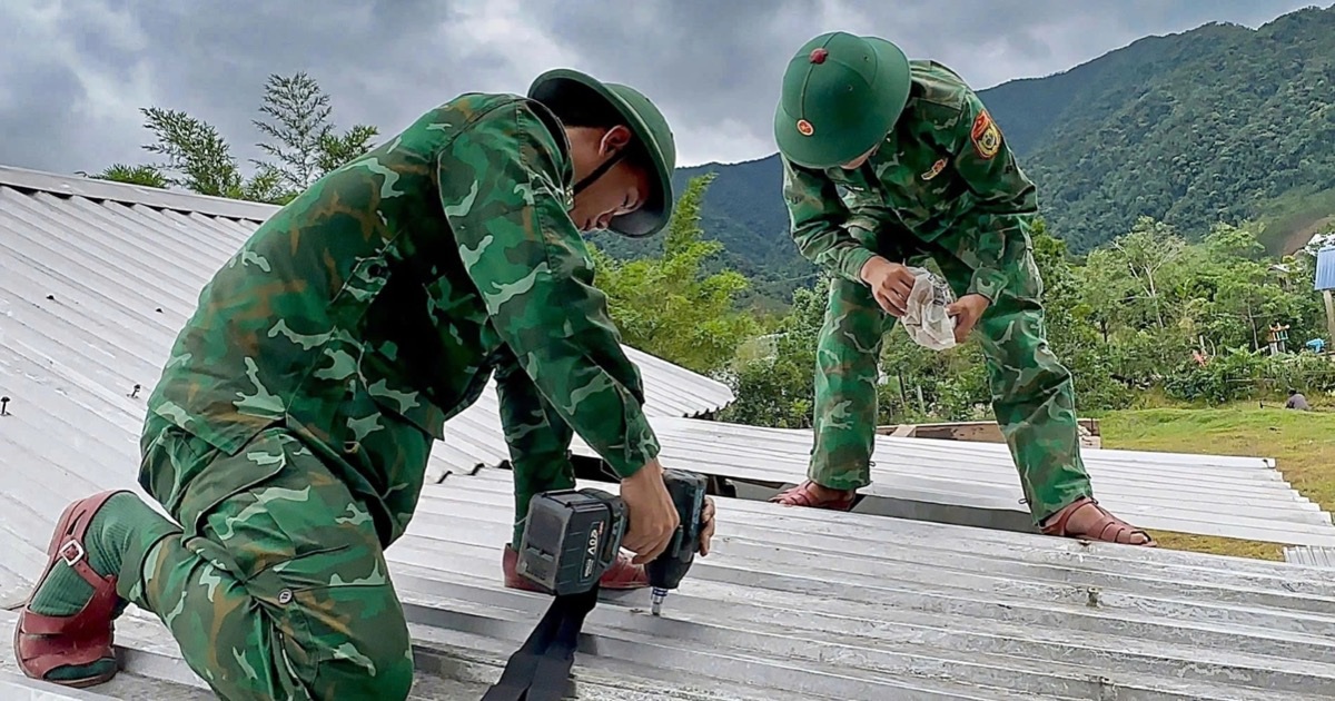 Bộ đội biên phòng giúp dân sửa nhà sau bão Wutip
