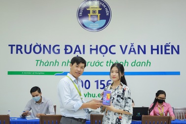 Trường Đại học Văn Hiến tặng điện thoại thông minh cho thí sinh nhập học năm 2020