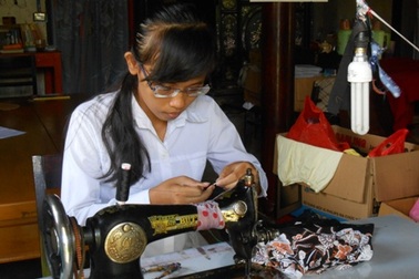 Nỗi lo của người mẹ bán lợn cho con đi thi