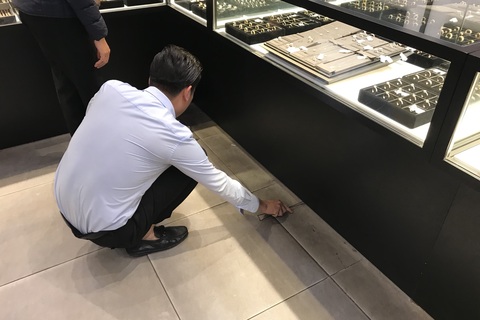 Vừa mua vàng đã rơi mất, vị khách đen đủi huy động cả cửa hàng đi tìm