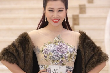 Hoa khôi Thu Hương đẹp rạng rỡ bất chấp tuổi tác