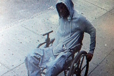 Phi xe lăn vào ngân hàng dọa đánh bom rồi cướp