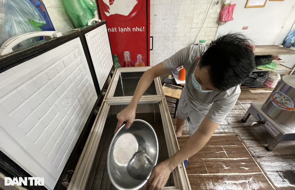 Hà Nội: Chủ hàng tất bật dọn quán trước giờ được mở cửa bán hàng trở lại - 1 Hà Nội: Chủ hàng tất bật dọn quán trước giờ được mở cửa bán hàng trở lại - 1