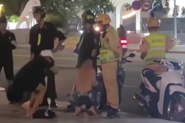 CSGT phạt nhóm thanh thiếu niên “thụt dầu”