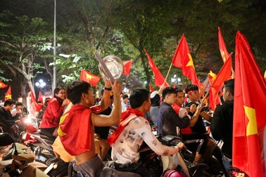 Không phạt người dân ăn mừng chiến thắng vi phạm giao thông