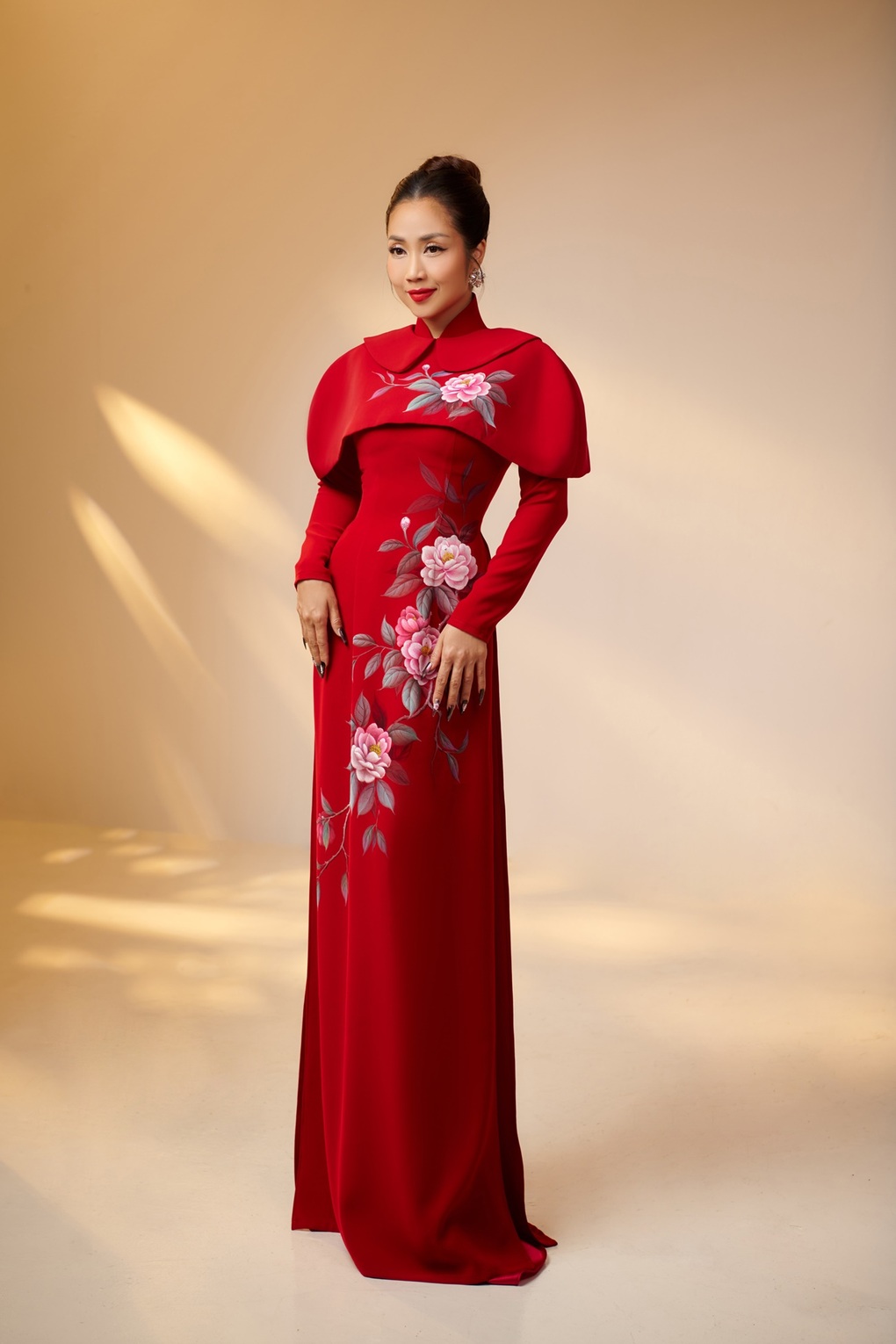 Ốc Thanh Vân diện áo dài, khoe nhan sắc rạng rỡ sau thời gian sang Úc - 3 Ốc Thanh Vân diện áo dài, khoe nhan sắc rạng rỡ sau thời gian sang Úc - 3