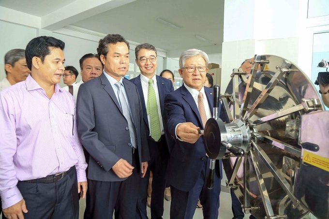 Thăm quan thiết bị y tế do Doosan Vina và Bệnh viện CAU trao tặng tại Bệnh viện Sản nhi Quảng Ngãi. 
