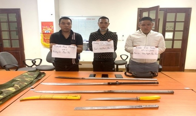 Các đối tượng và tang vật vi phạm.