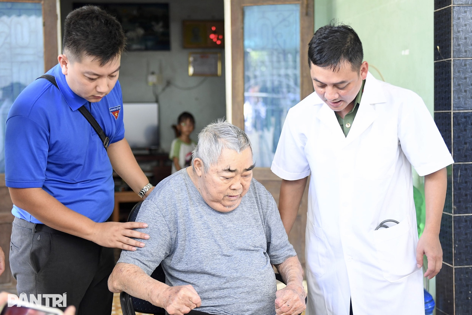 Khám bệnh tận nhà những nhân chứng mang thương tích chiến tranh - 8 Khám bệnh tận nhà những nhân chứng mang thương tích chiến tranh - 8