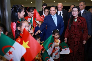 Thủ tướng Phạm Minh Chính gặp mặt cộng đồng người Việt Nam tại Algeria