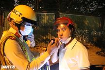 Sợ bị vợ mắng vì hút thuốc, tài xế dùng nước súc miệng và dính nồng độ cồn