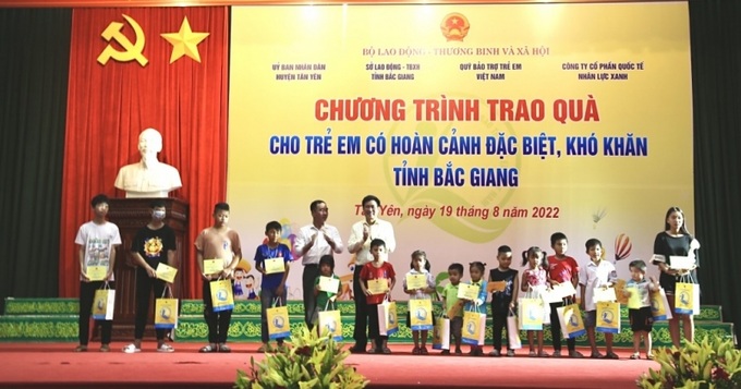 Đạo diện Quỹ BTTEVN, nhà tài trợ tặng quà và trao hỗ trợ cho trẻ em tại Chương trình.