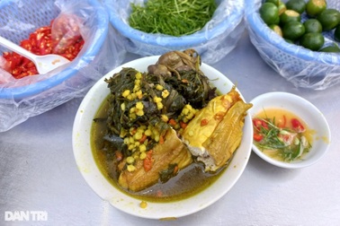 Lần đầu nếm thử "món ăn gây sốc ở Việt Nam", khách nước ngoài sửng sốt