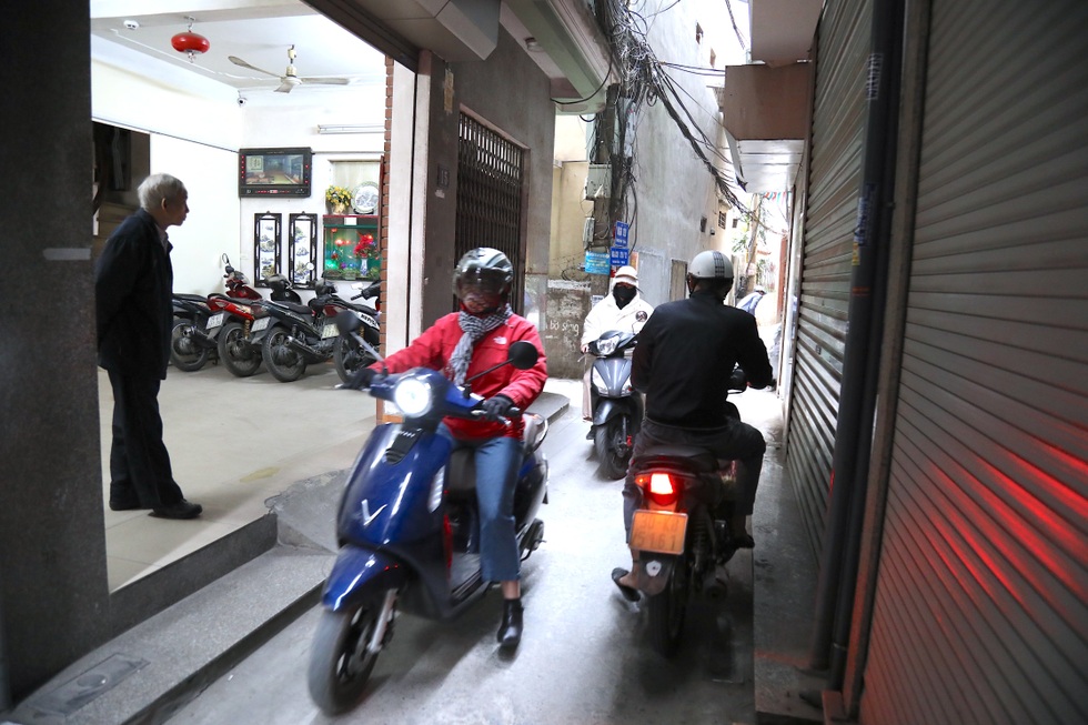 Bỏ rào chắn ở ngõ Hà Nội: Người đi đường mừng, dân trong ngõ khổ vì ồn ào