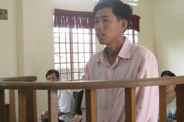 Thầy giáo lấy điểm gạ tình bị tăng nặng hình phạt lên 4 năm tù giam