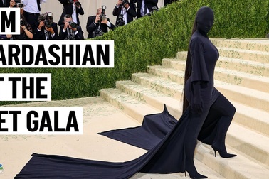 Kim Kardashian che kín mít dự sự kiện