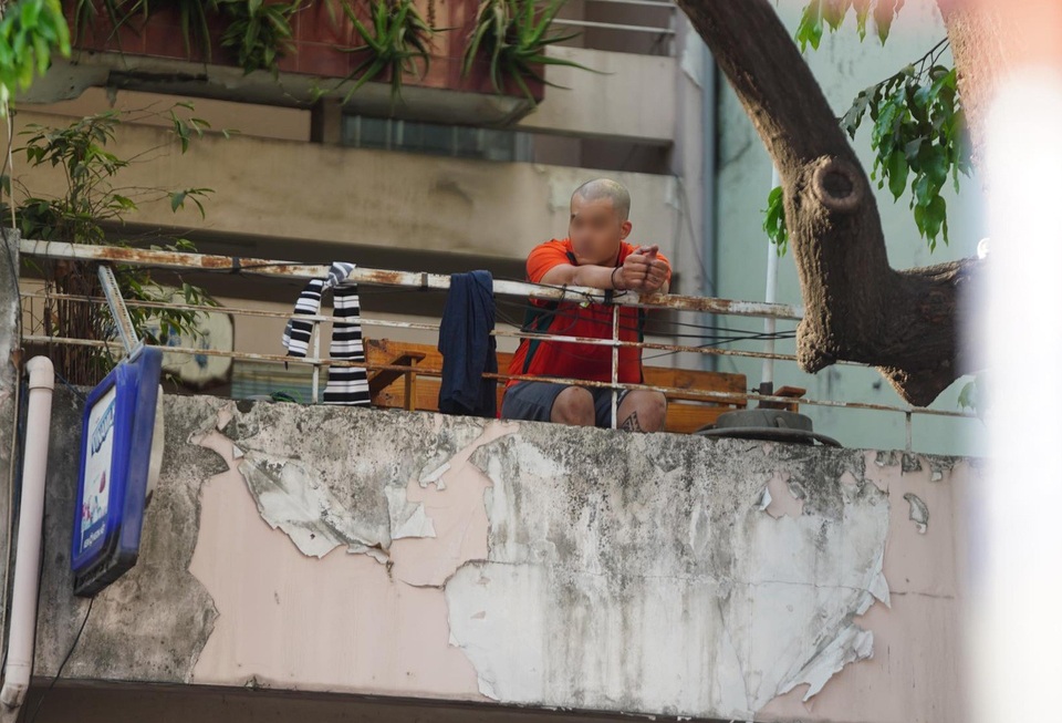 Đường phố náo loạn vì nam thanh niên gào thét dọa nhảy lầu - 1 Đường phố náo loạn vì nam thanh niên gào thét dọa nhảy lầu - 1