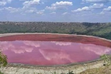 Hồ nước 50.000 năm tuổi bất ngờ chuyển màu lạ chỉ sau một đêm