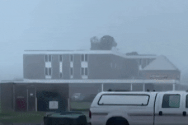 Mỹ: Siêu bão Ida thổi bay nóc bệnh viện, làm đảo ngược dòng chảy sông