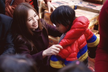 Hoa khôi Lan Phương lên bản xa xôi tặng quà trẻ em nghèo