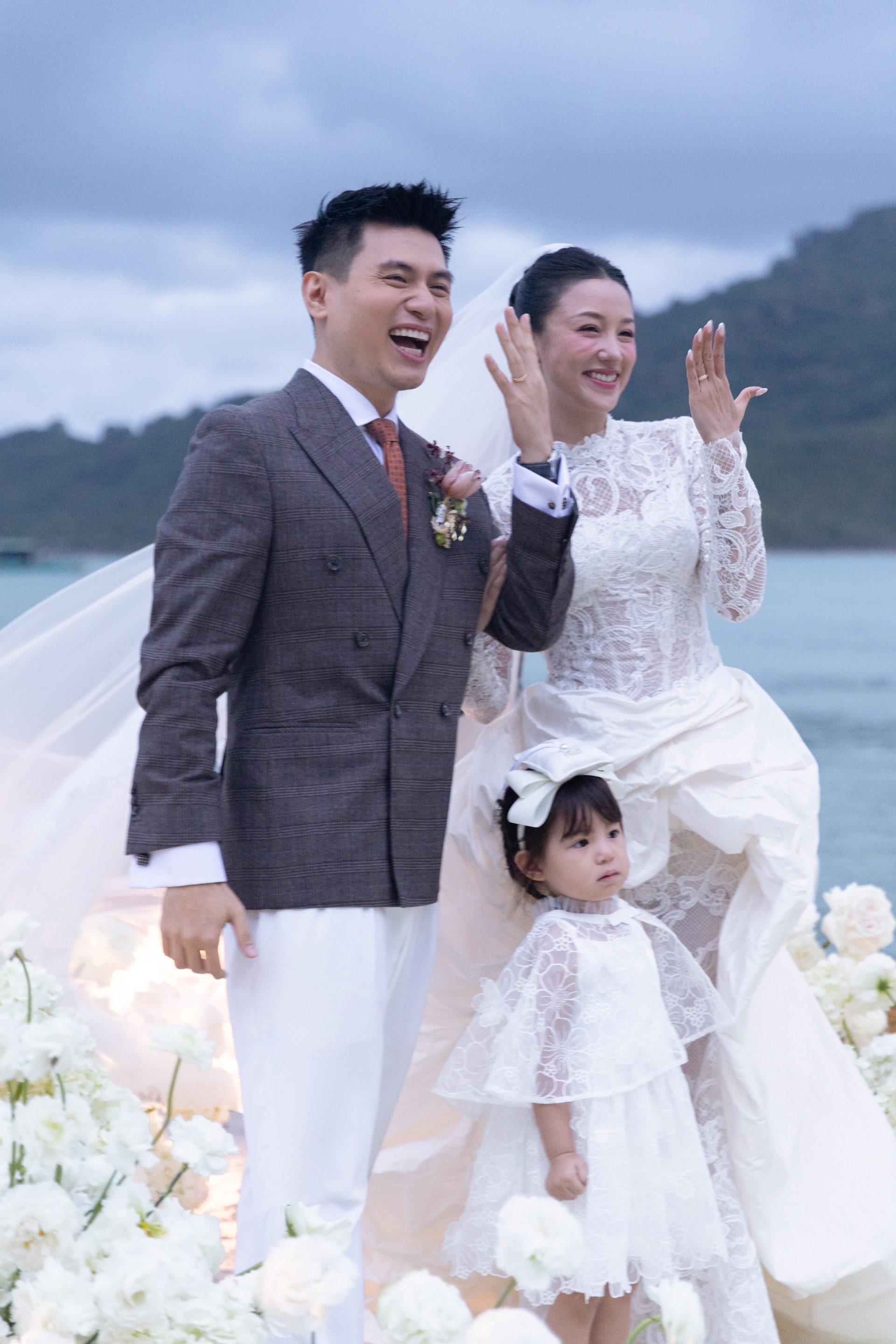 Lễ cưới Salim: Bé Pam đội nhẫn cho cha mẹ, Đức Phúc bất ngờ xuất hiện - 6 Lễ cưới Salim: Bé Pam đội nhẫn cho cha mẹ, Đức Phúc bất ngờ xuất hiện - 6