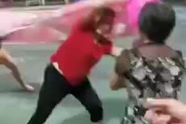 Cười nghiêng ngả với đầu lân tự chế của các bà, các cô