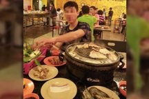 Thanh niên giả nghèo để ăn xin rồi chễm chệ ngồi ăn ở nhà hàng sang trọng