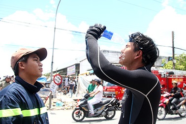 “Người nhái” len lỏi dưới cống tìm kiếm bé trai mất tích