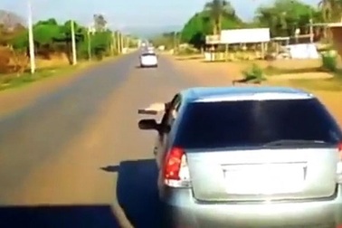 Hãi hùng cảnh tài xế rút súng dọa người đi sau không cho vượt