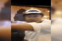 Người đàn ông chặn taxi ở TPHCM đập phá, làm hỏng cửa