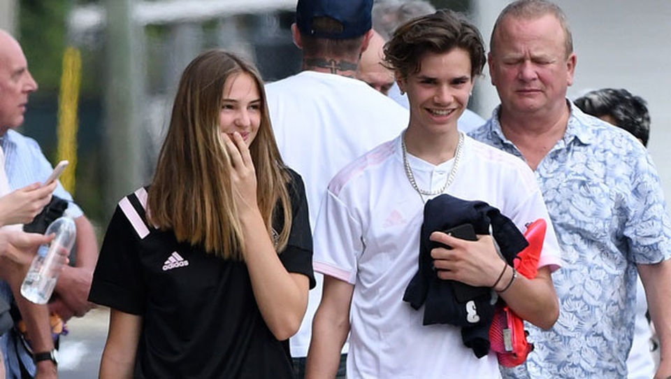 Romeo Beckham tình tứ bên bạn gái - 5 Romeo Beckham tình tứ bên bạn gái - 5