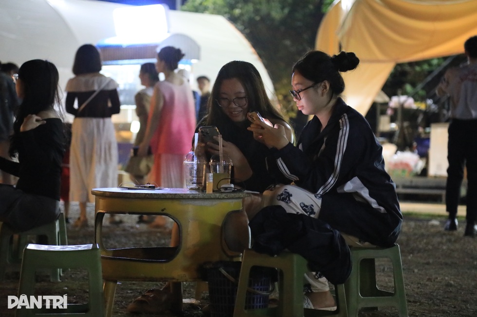 Khách đi gần 100km đến uống trà chanh xuyên đêm ở Hà Nội - 4 Khách đi gần 100km đến uống trà chanh xuyên đêm ở Hà Nội - 4