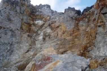 Một người chết do bị đá rơi đè trúng