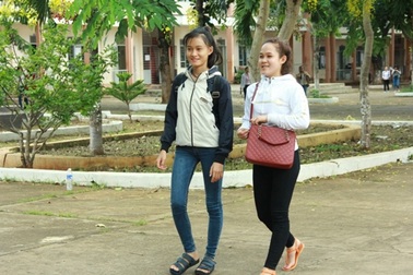 Buổi thi Văn, nhiều thí sinh mang tài liệu vào phòng thi