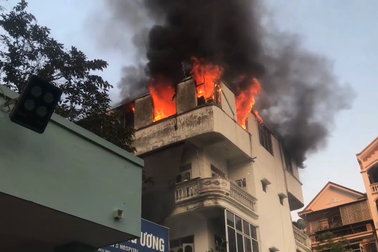 Hà Nội: Lửa bốc ngùn ngụt từ căn nhà 5 tầng sát viện Nhi Trung ương