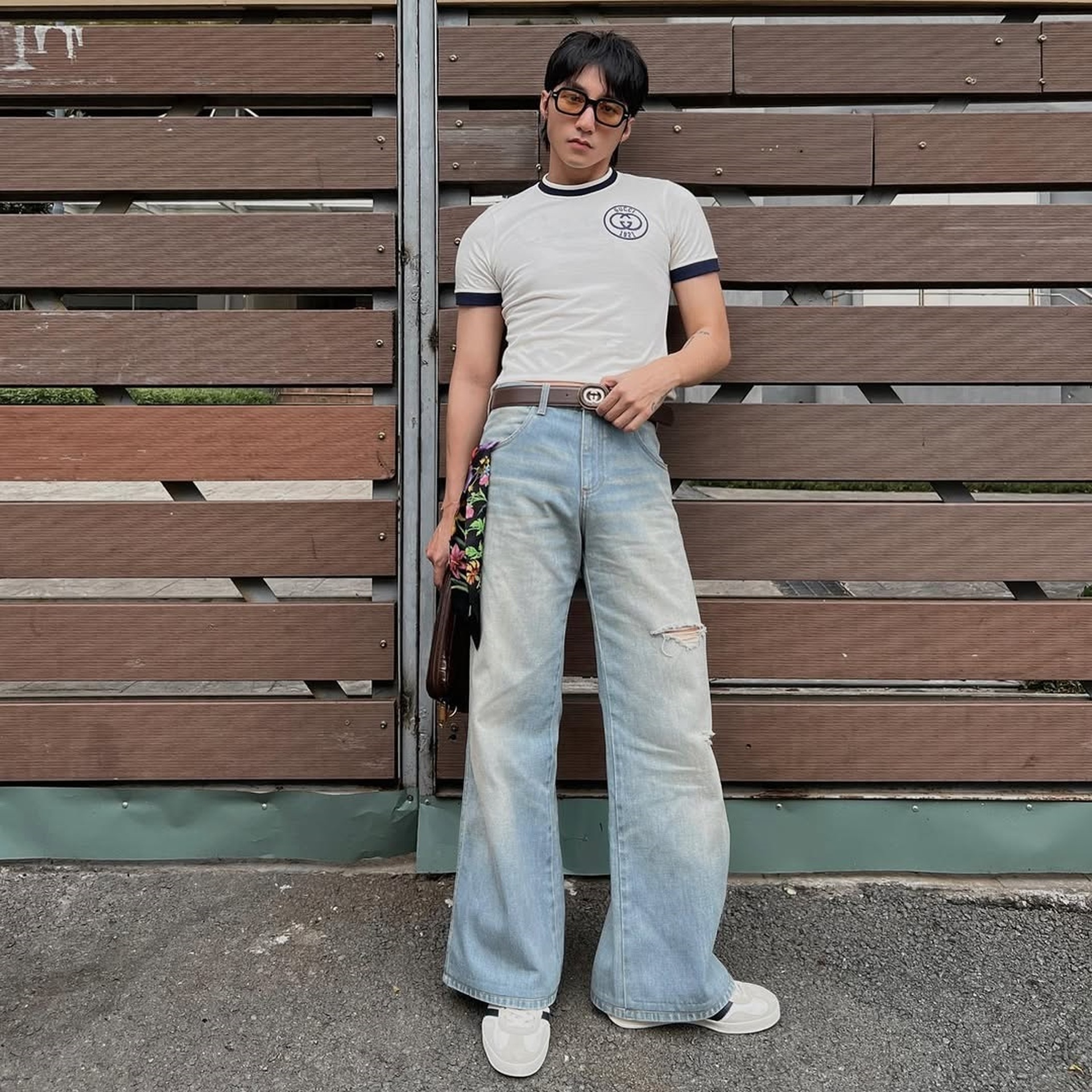 Sơn Tùng M-TP phối đồ cực chất với kiểu quần jeans kén người mặc - 8 Sơn Tùng M-TP phối đồ cực chất với kiểu quần jeans kén người mặc - 8
